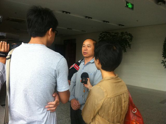 2014-04-22-张兴斌书记接受玉溪电视台采访.jpg