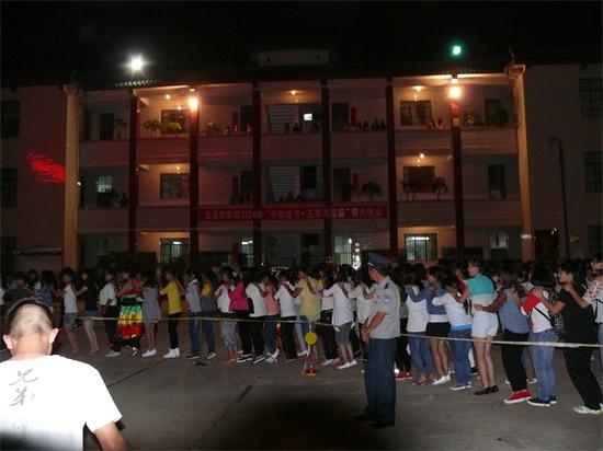 全体师生跳兔子舞